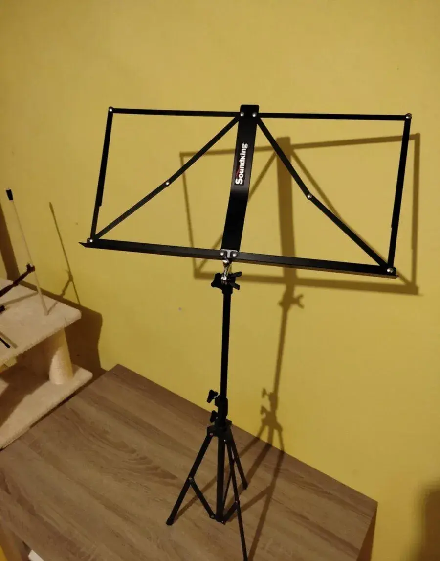 Notový stojan, xylofóny a hudobné nástroje