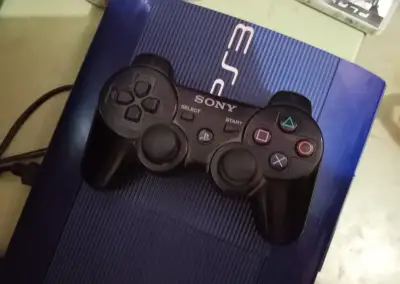 Playstation 3 dve ovládače a hry k tomu