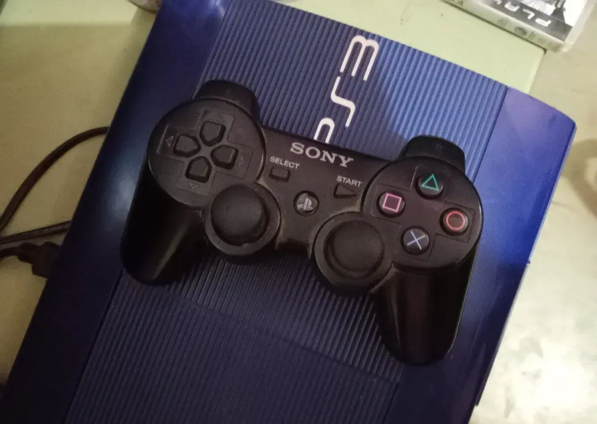 Playstation 3 dve ovládače a hry k tomu