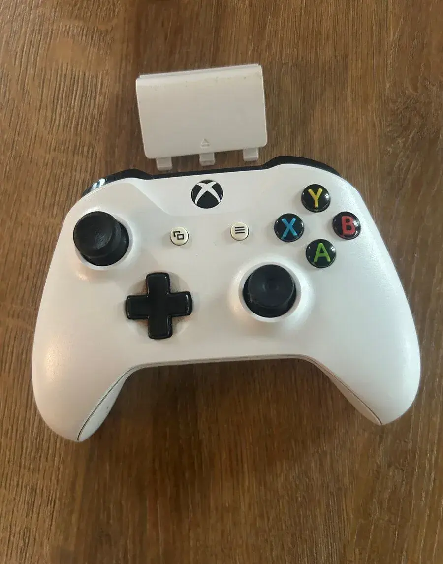 Bezdrôtový ovládač Xbox One (Model 1708) – Biely (Používaný)