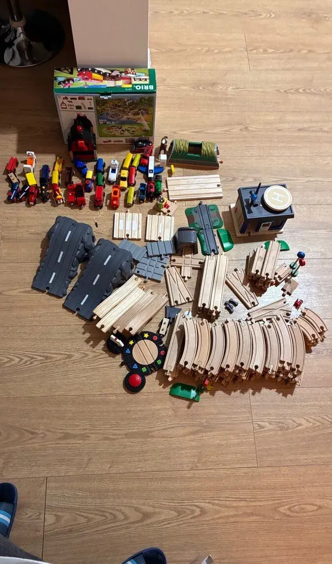 BRIO World + Hape, 2 motorové lokomotívy