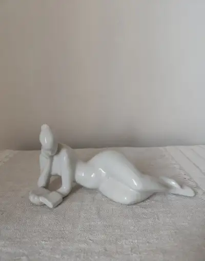 Royal dux akt s knihou žena Brusel porcelánová soška