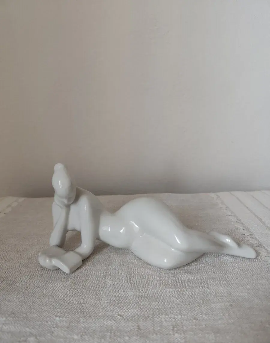 Royal dux akt s knihou žena Brusel porcelánová soška