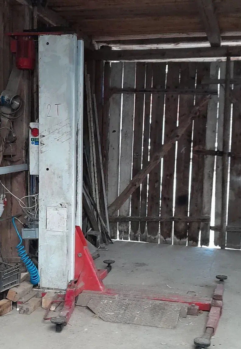 Jednostlpovy zdvihák Top stroj 2000kg starší zdvihák