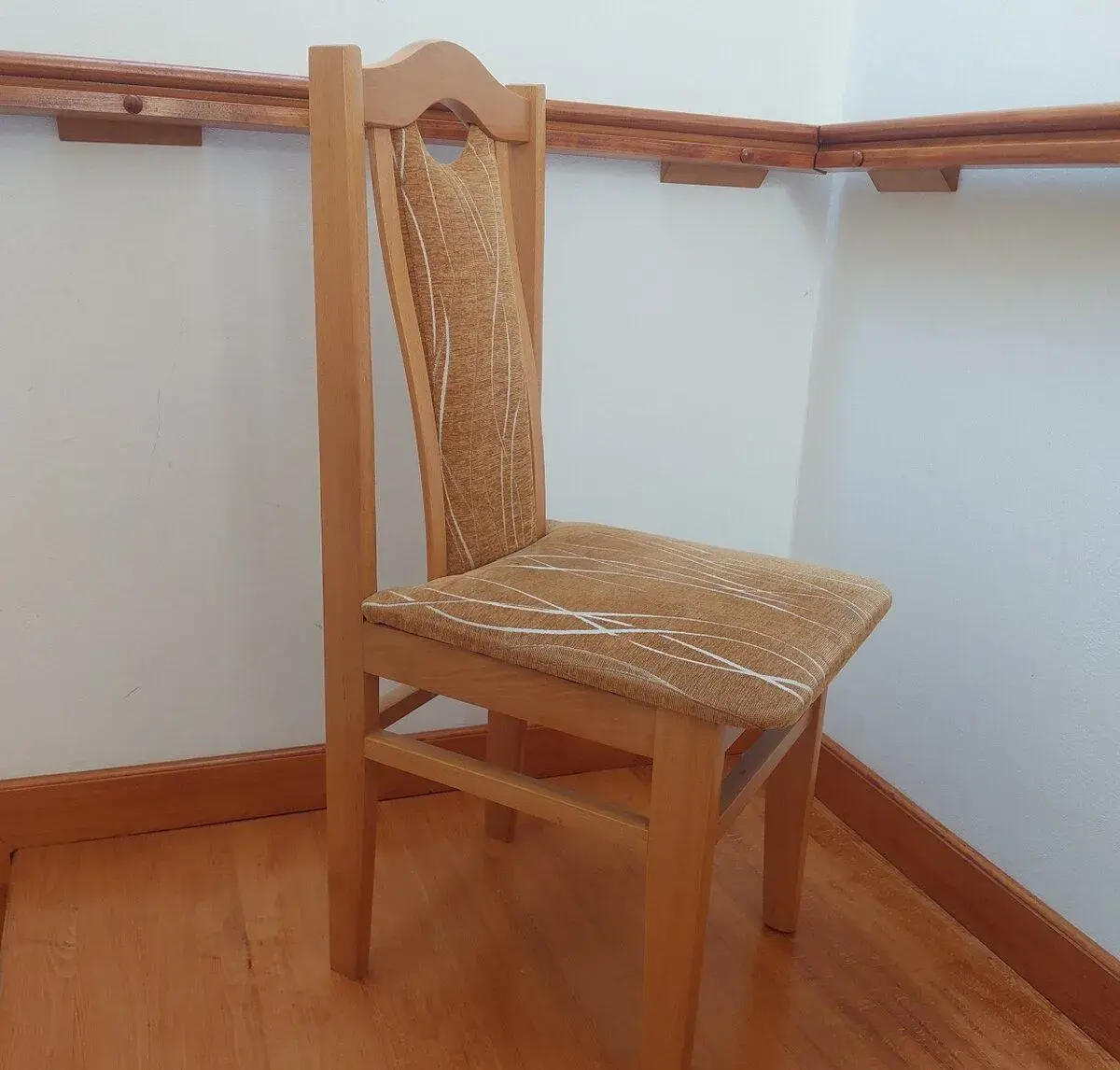 drevené čalúnené stoličky