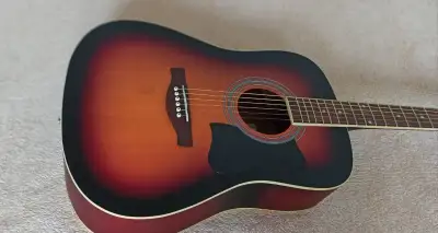 Akusticku gitaru Ibanez V50NJP.