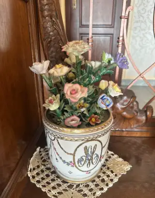 Porcelánová kytica v zdobenom kvetináči