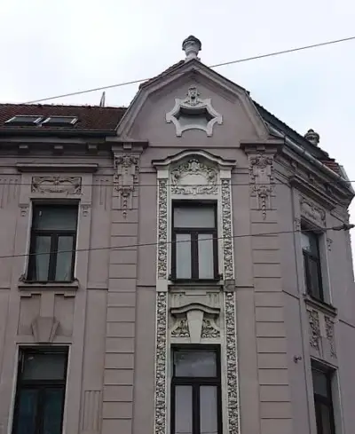 zabehnutá rešraurácia v centre mesta pri Nivach.