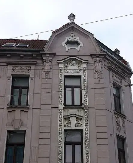 zabehnutá rešraurácia v centre mesta pri Nivach.