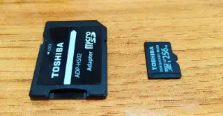 Toshiba M203 Exceria 256GB + adaptér