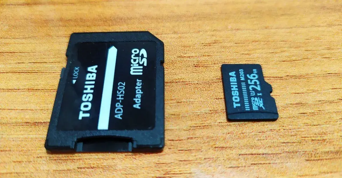 Toshiba M203 Exceria 256GB + adaptér