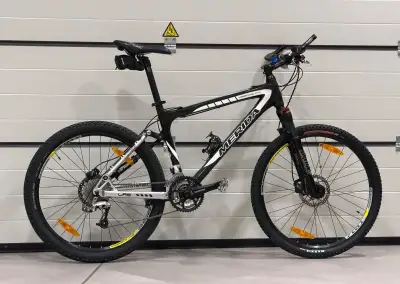 Merida Mission C – karbónový celoodpružený MTB, Shimano XT,