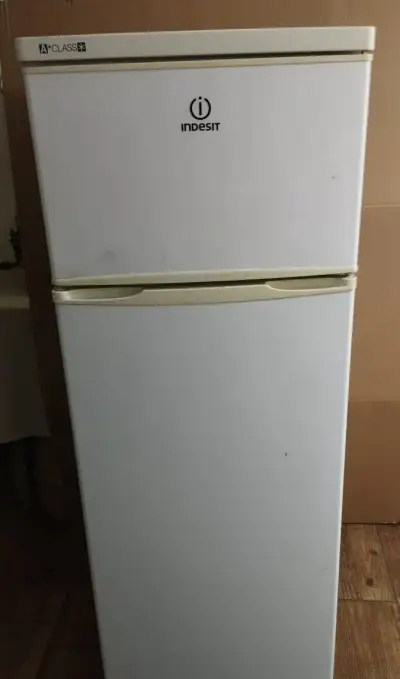 Funkčná chladnička s mrazničkou Indesit – bez čistenia (35 €
