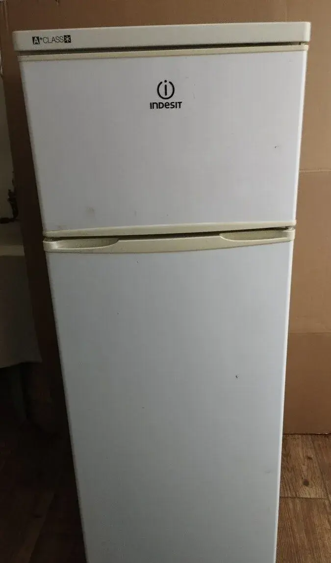 Funkčná chladnička s mrazničkou Indesit – bez čistenia (35 €