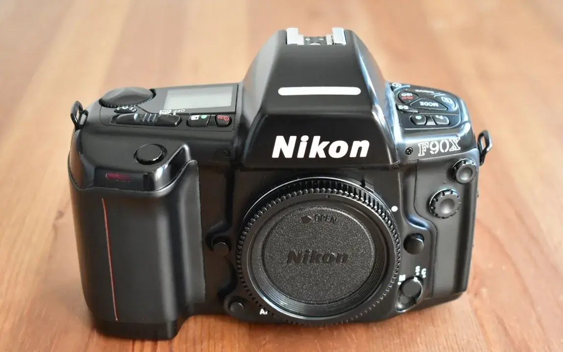 Nikon F90X s dátovou stenou MF-26