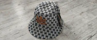 Čisto nový klobúk Gucci