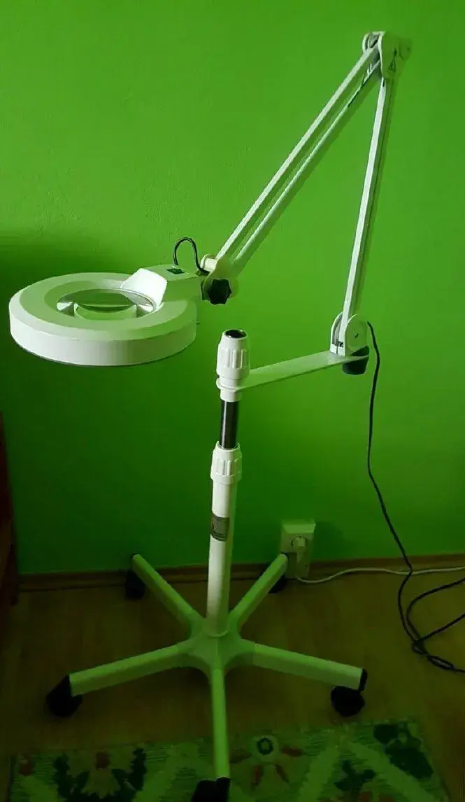 Kozmetická LED lampa s lupou a stojanom 1001A