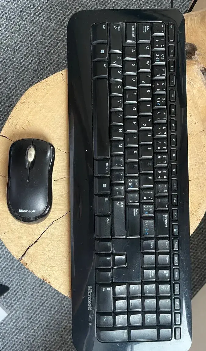 Bezdrôtovú klávesnicu s myšou Microsoft