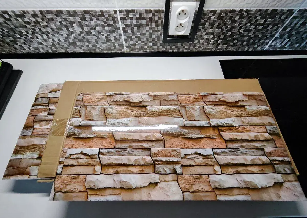 Balenie samolepiacich 3D panelov.