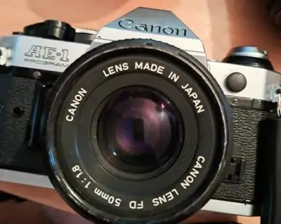 Canon AE-1 s príslušenstvom