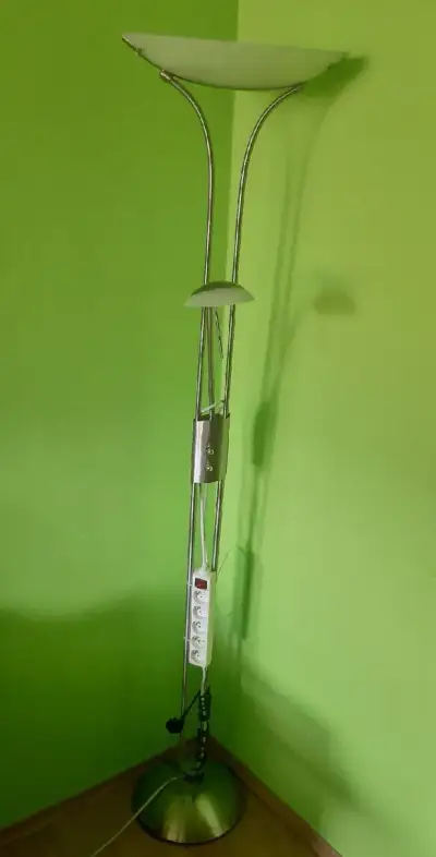 Stmievateľnú stojaciu lampu