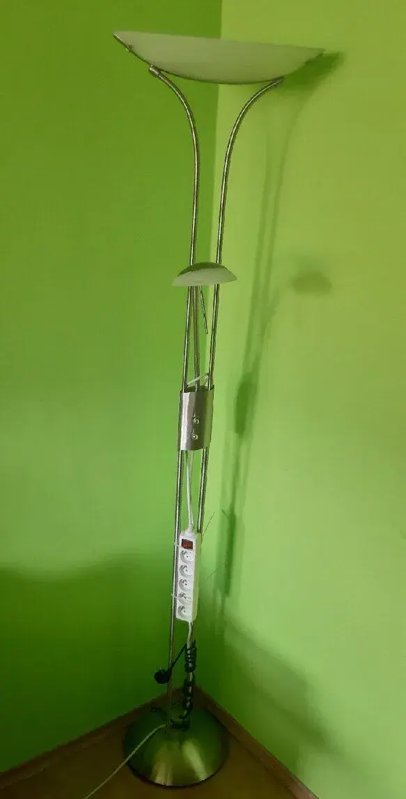 Stmievateľnú stojaciu lampu