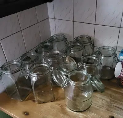 Sklo a keramické nádobky so kuchyne