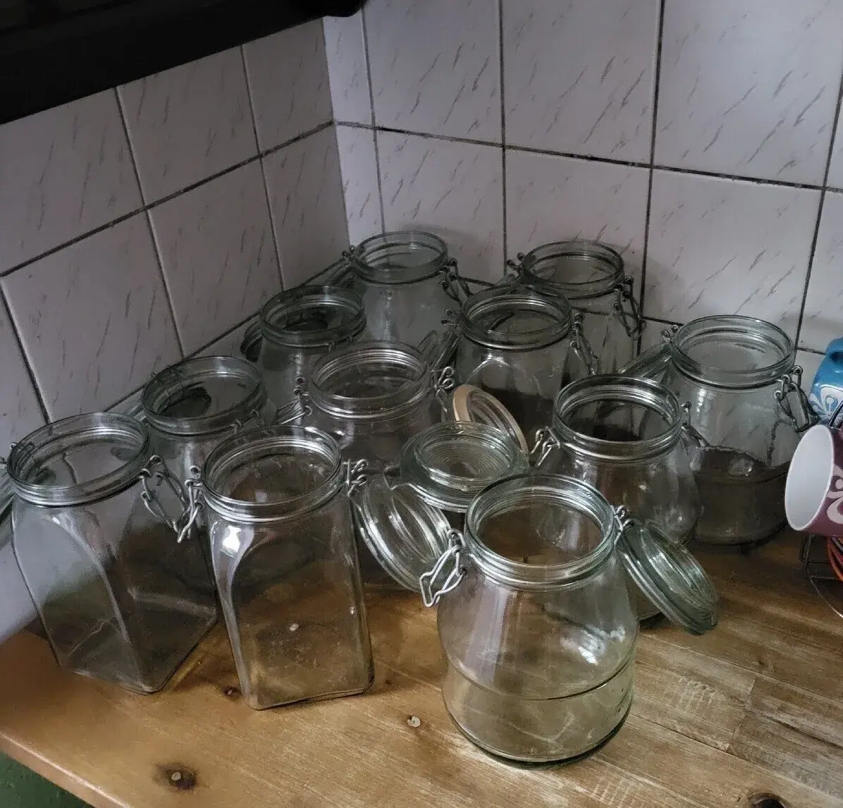 Sklo a keramické nádobky so kuchyne