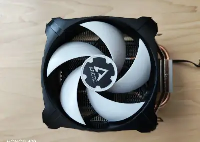 Chladič procesora s ventilátorom