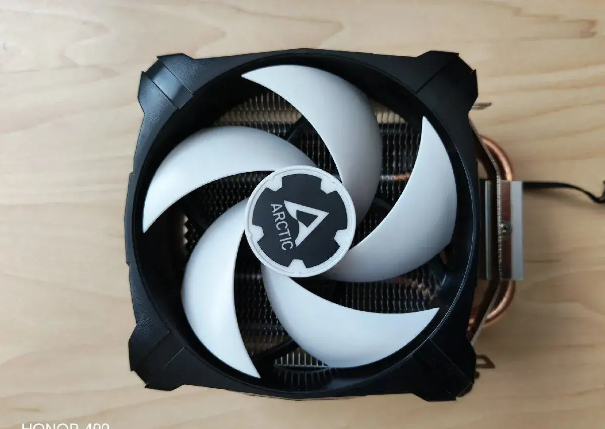 Chladič procesora s ventilátorom