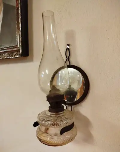 Starožitná nástenná petrolejová lampa s reflektorom