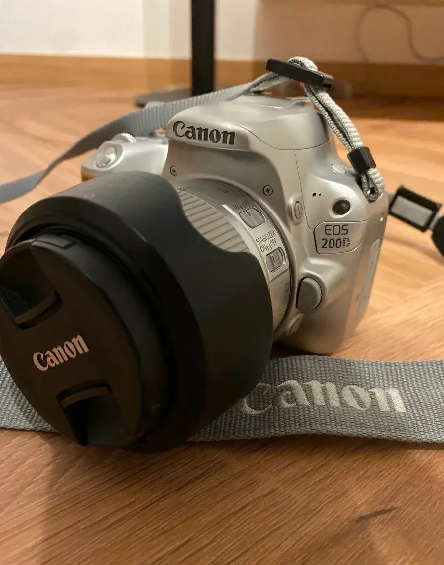 Canon EOS 200D