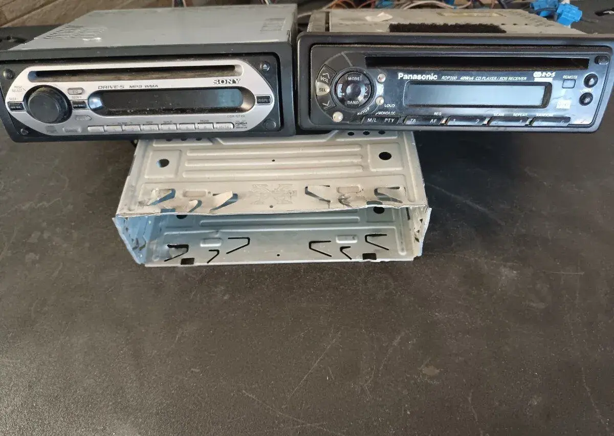Autorádio Panasonic RDP 200 a Sony CDX-GT20