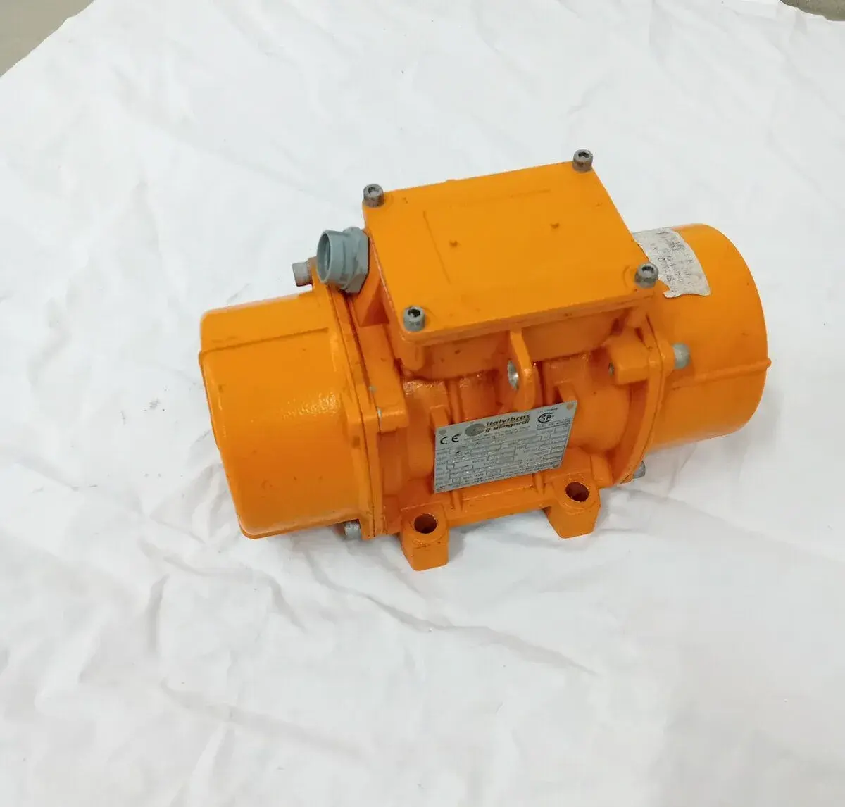 Vybračny motor ,vybrator