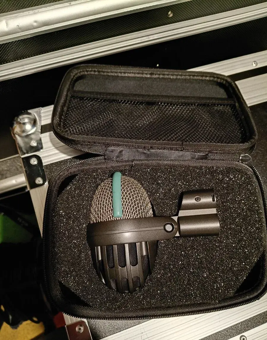 AKG 112