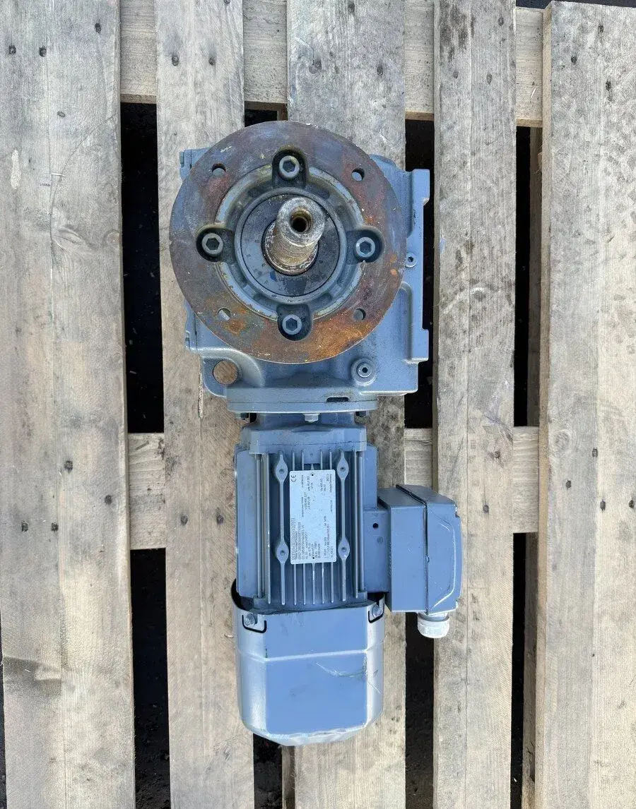 ELEKTROMOTOR S PREVODOVKOU 17 ot/min