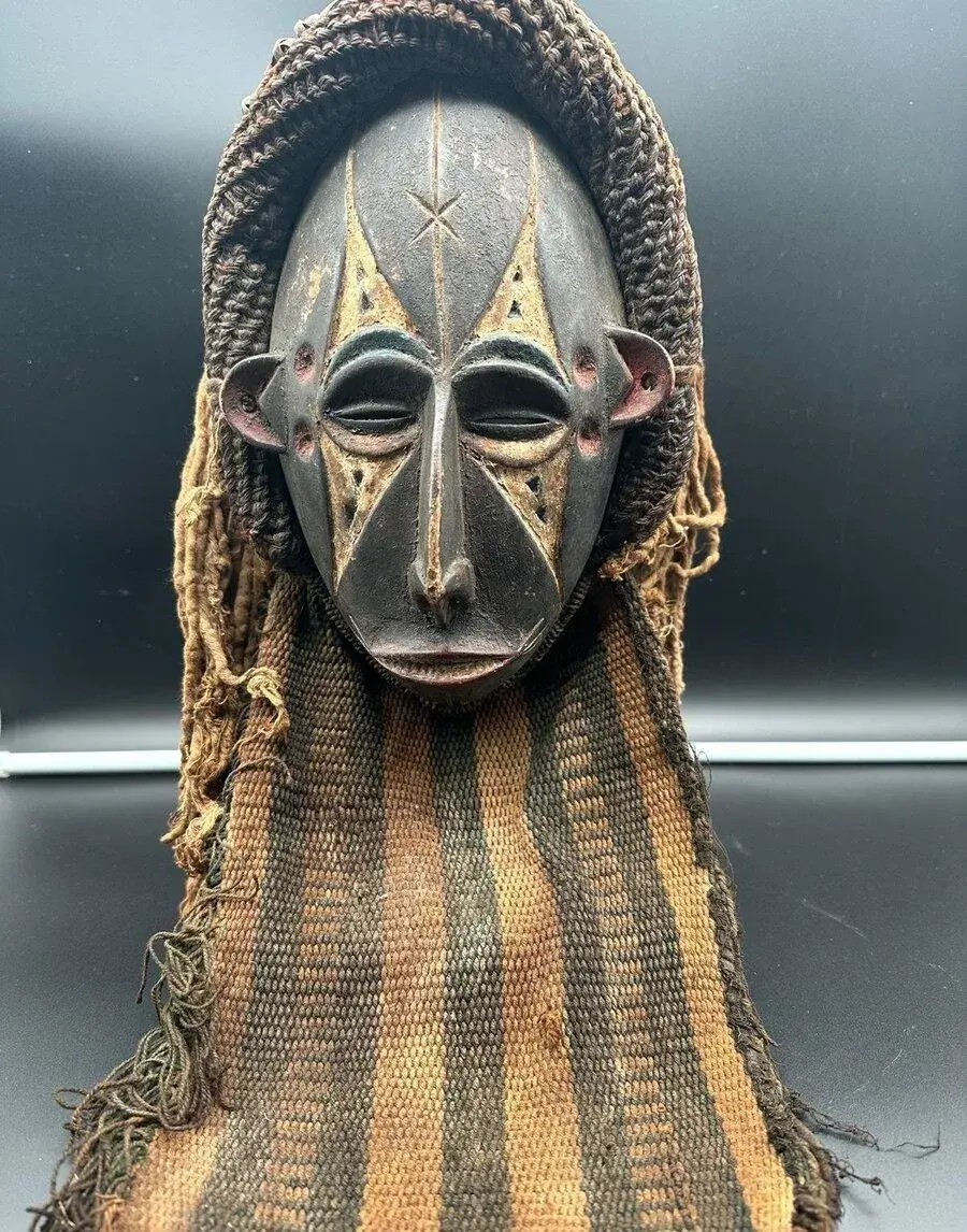 Igbo tanečná maska typu „Mmwo“, pochádzajúca z Nigérie