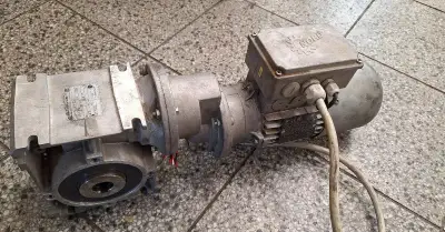 Elektromotor s prevodovkou + brzda