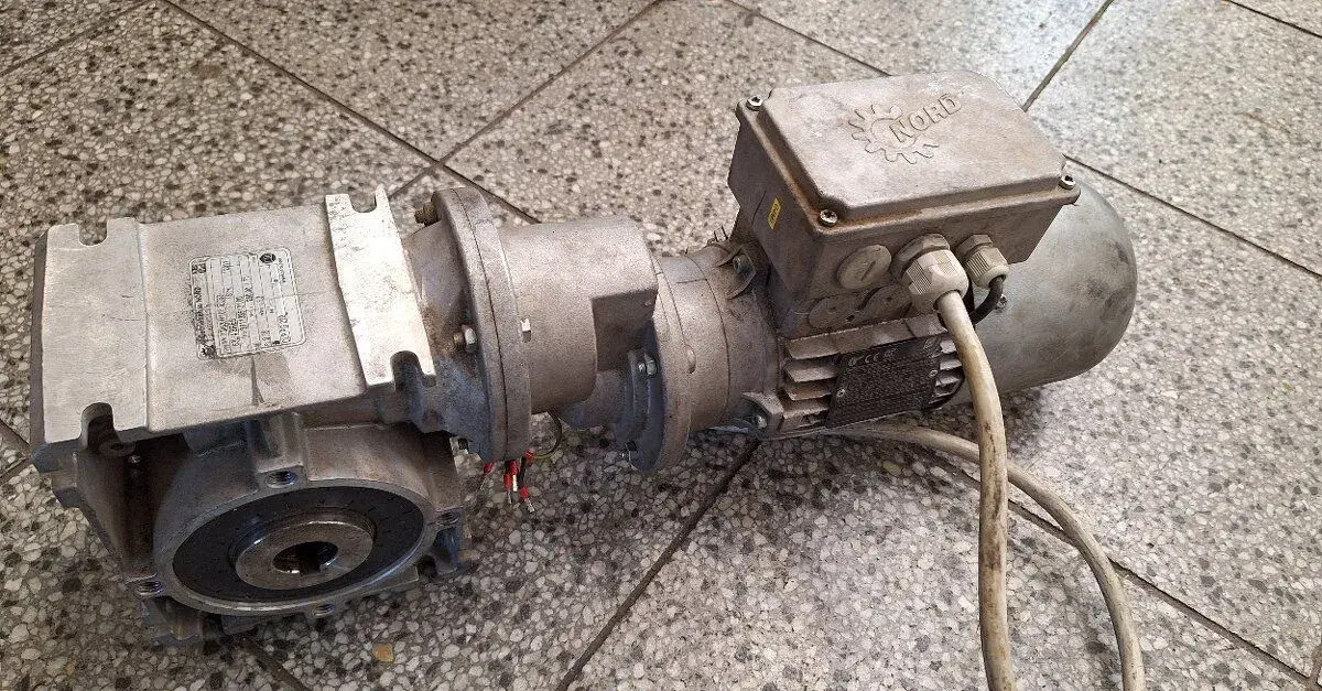 Elektromotor s prevodovkou + brzda
