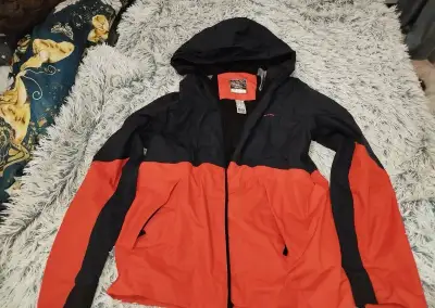 Prechodná nepremokavá červená bunda