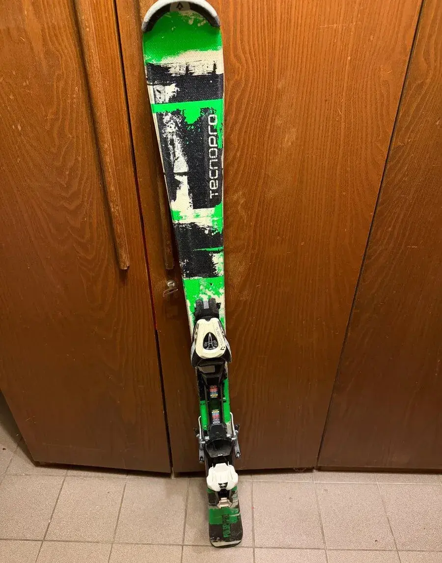 130cm zjazdovky s palicami a topánkami na