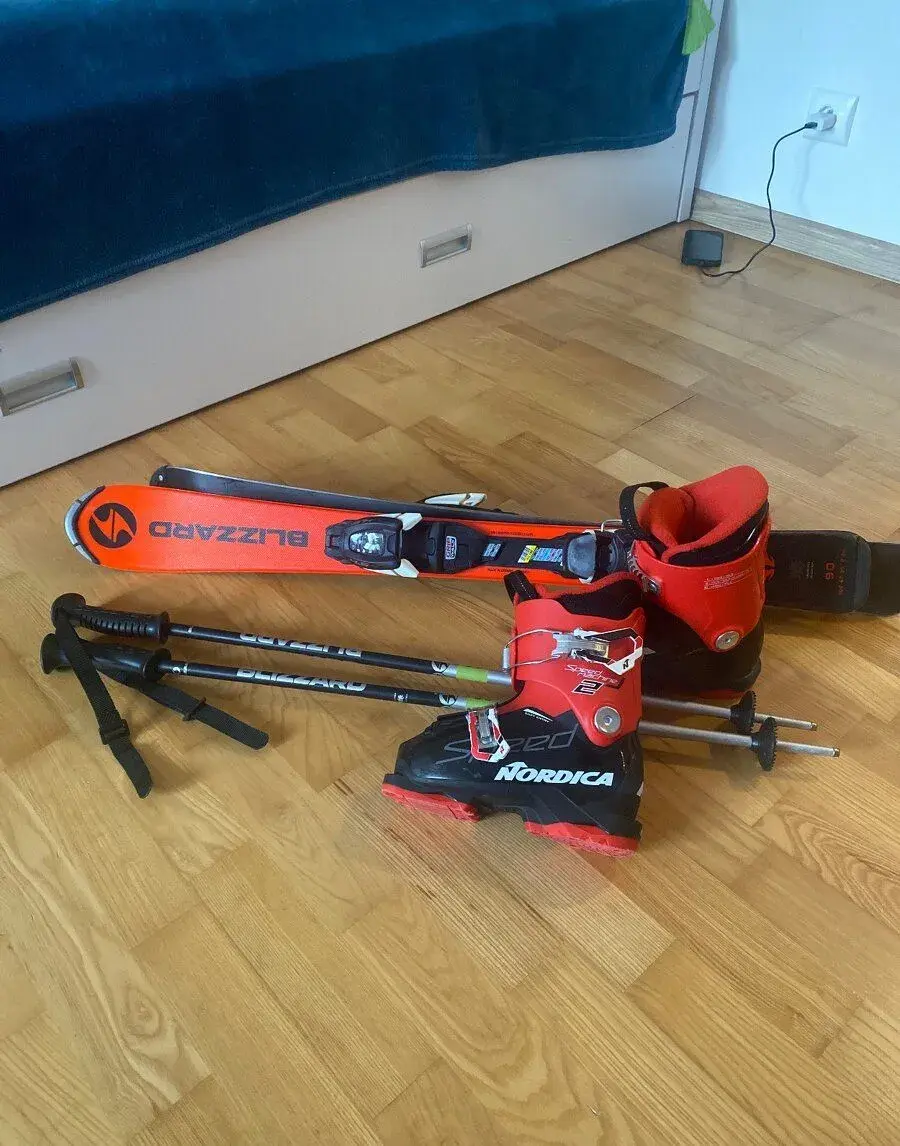 Komplet lyže Blizzard, lyžiarky, palice pre začiatočníka