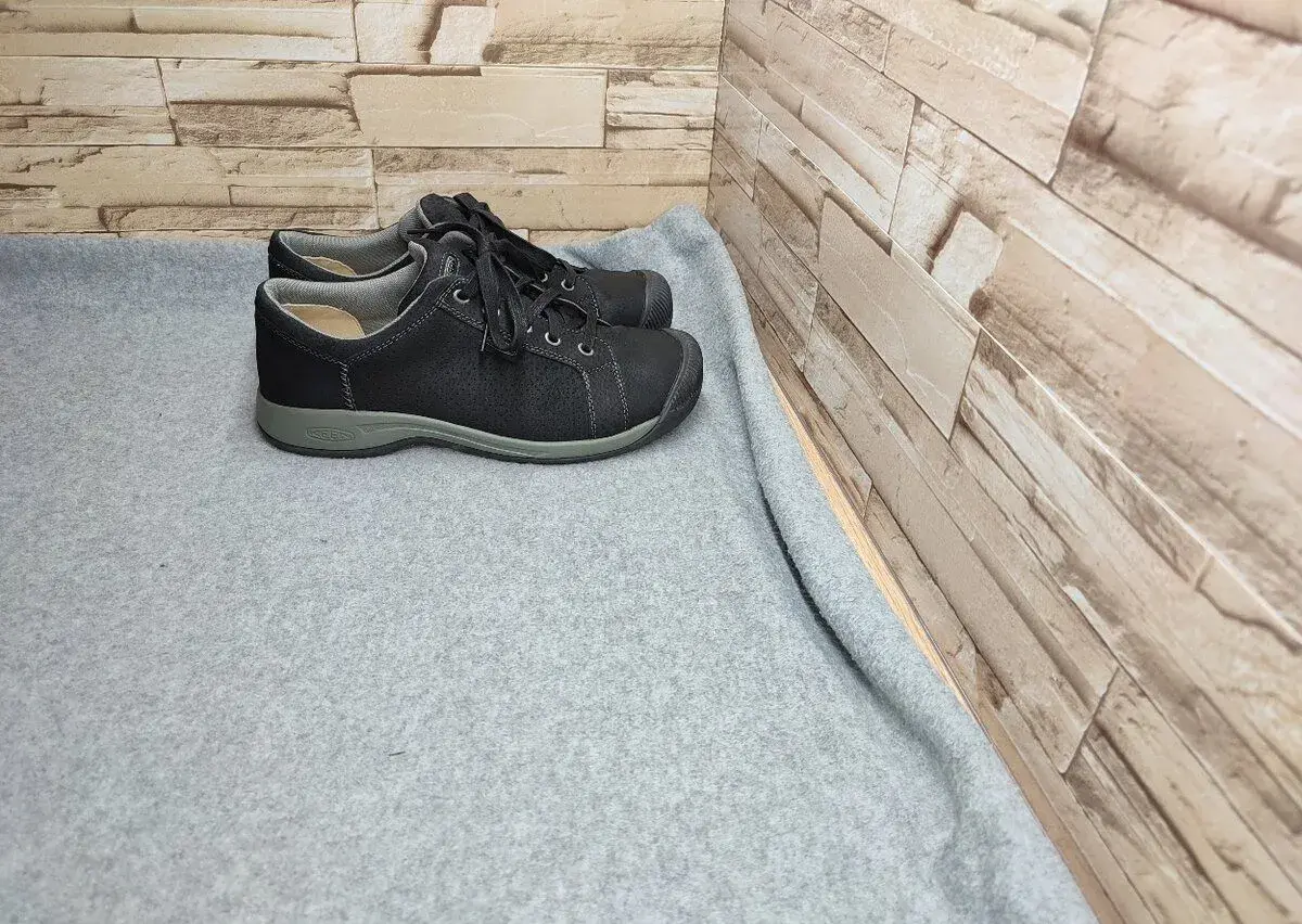 Keen 40 - kožené čierne topánky