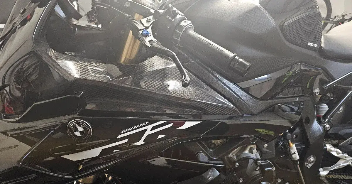 BMW S1000RR (2019-2025) – Karbón pod riadidlami