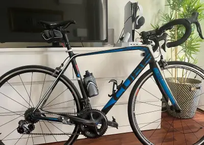 Cestný bicykel karbónový