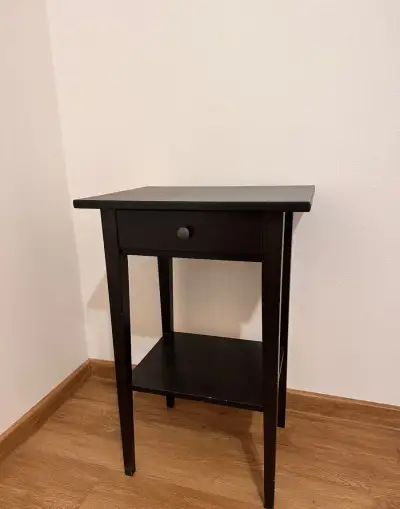 Starožitný drevený nočný stolík