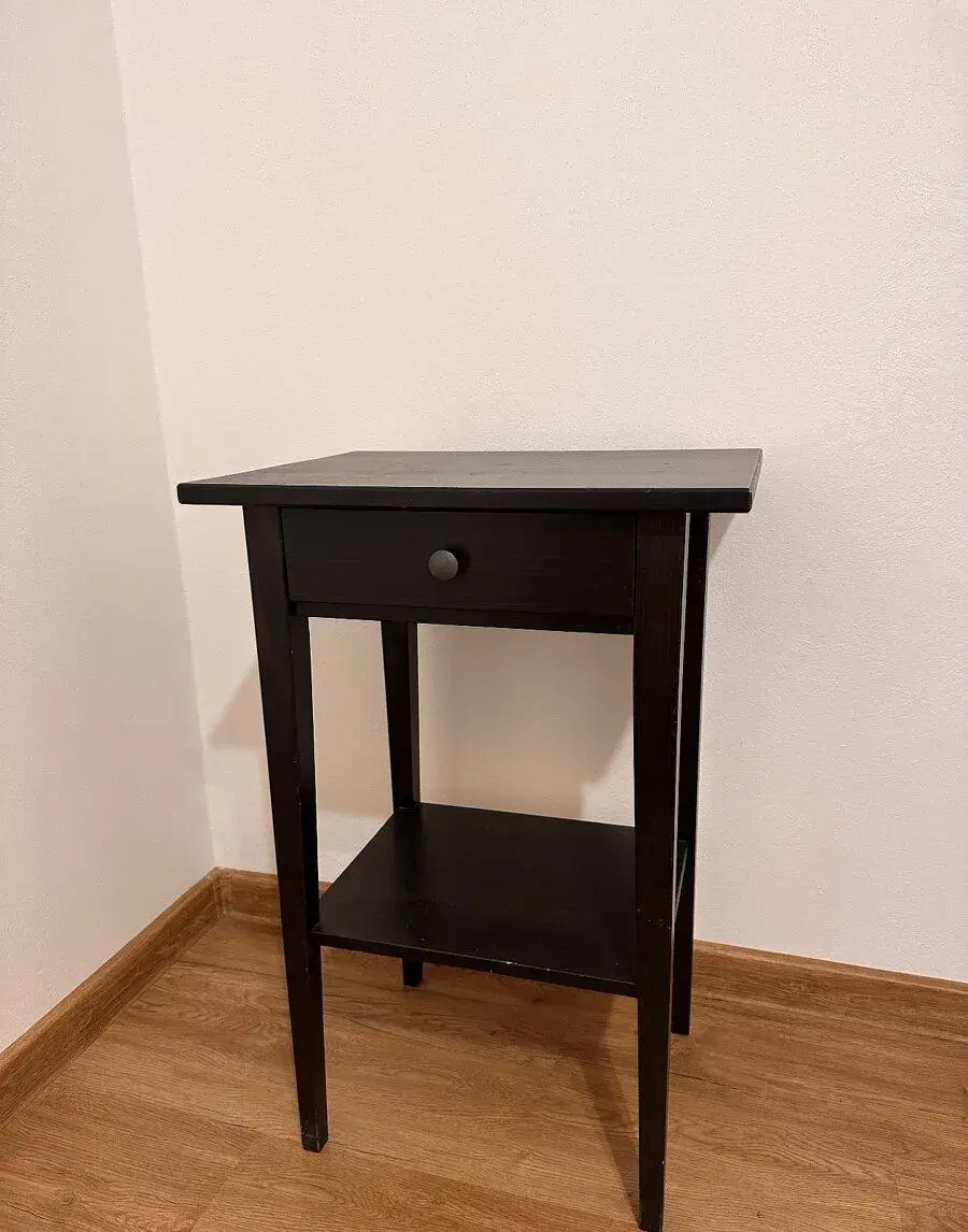 Starožitný drevený nočný stolík