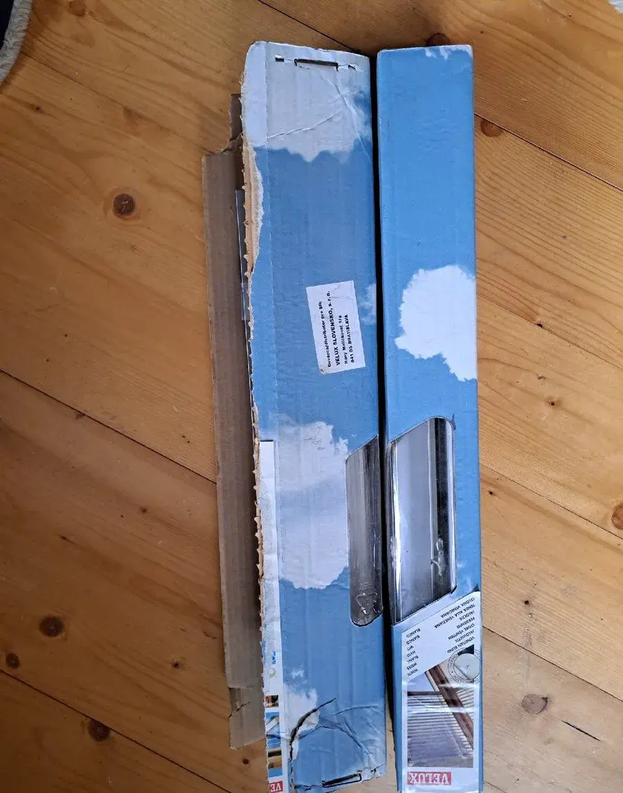 2x Nové žalúzie VELUX PAL 102 (9150) na strešné okná