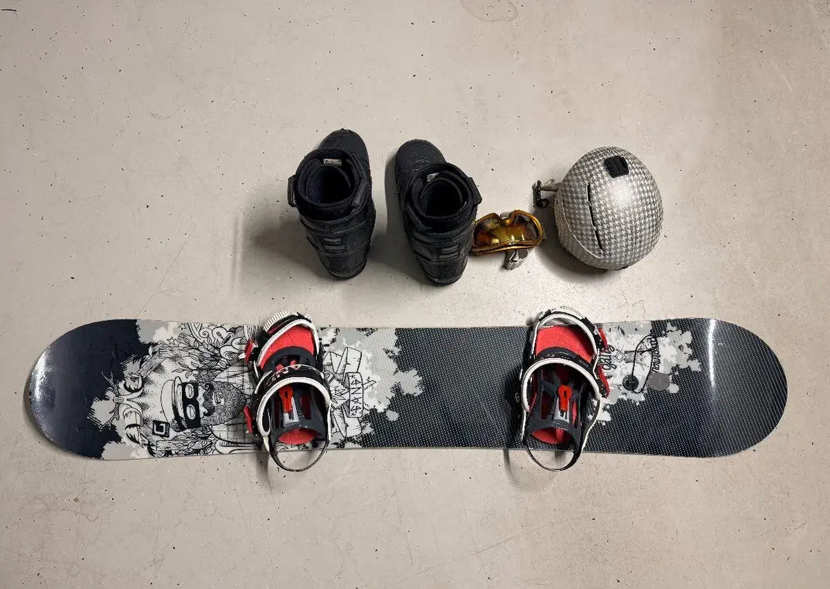 Snowboard + topánky. Helma a okuliare.