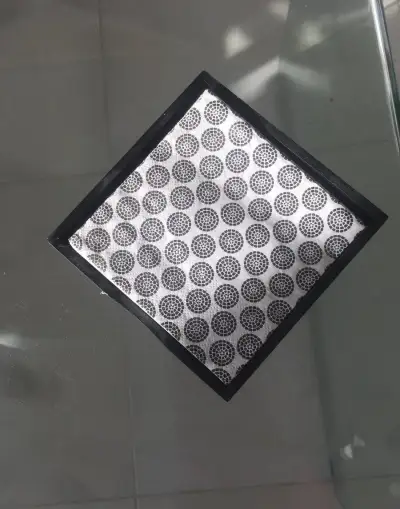 Nepoužité servítky v drevenom stojane